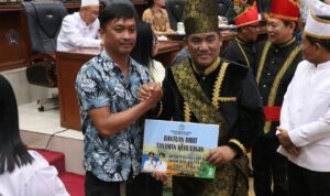 Gubernur Sulut Serahkan Bantuan